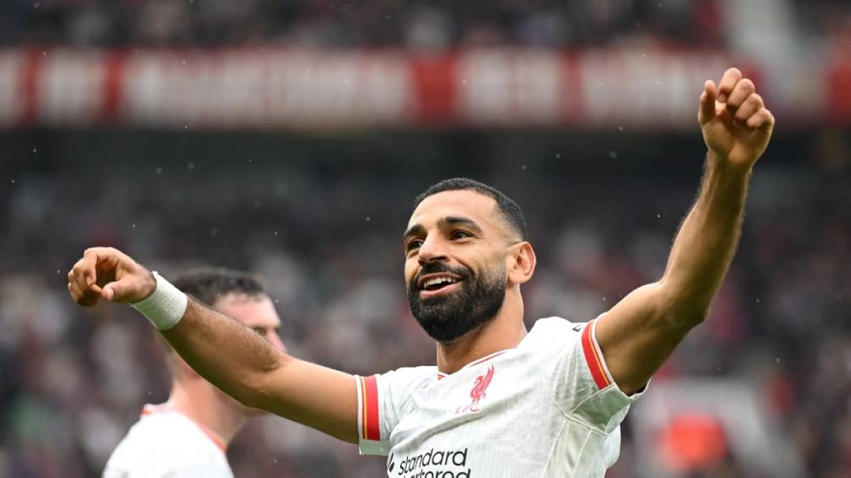 محمد صلاح يصف بديله المحتمل في ليفربول بـ «الفتى الذهبي»