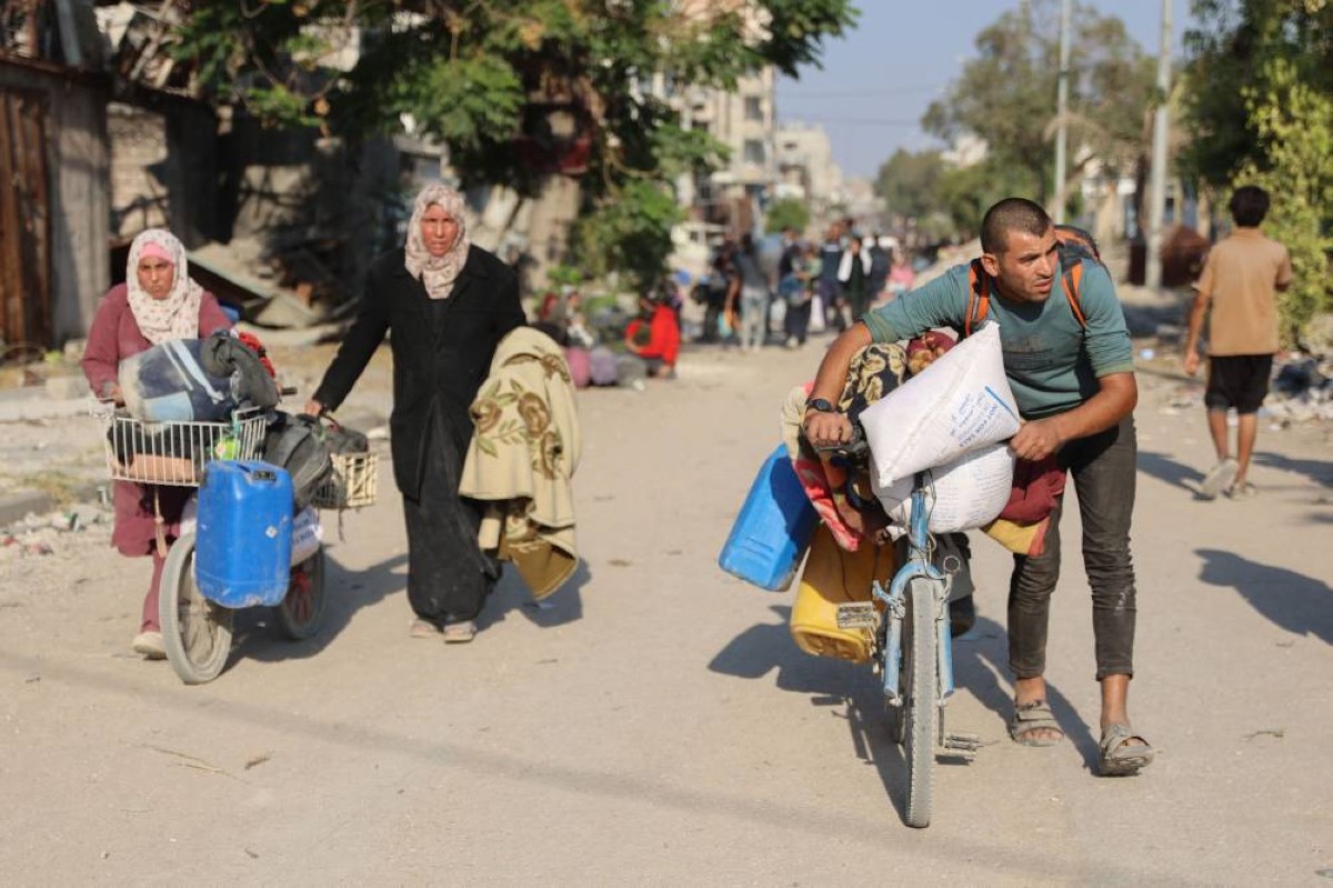 نازحون فلسطينيون يغادرون بيت لاهيا في طريقهم إلى مدينة غزة