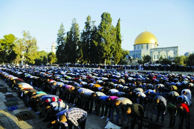 "■ آلاف المسلمين يؤدون الصلاة في القدس الشريف | رويترز"