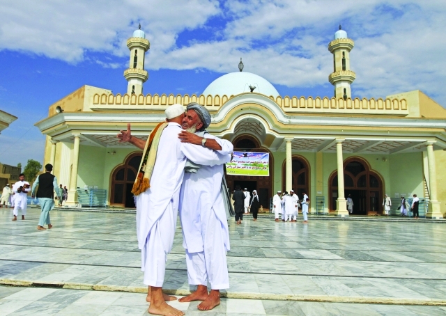 "■ عناق وتهنئة في جلال أباد | أ.ف.ب"