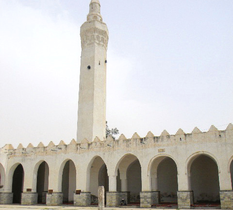 "المسجد من الخارج ببنائه العتيق \"الصورة الرئيسية\""