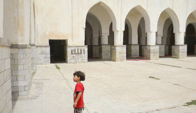 "مداخل المسجد وطفل في انتظار والده لاداء الصلاة"