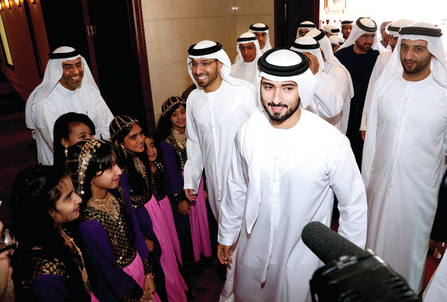 "ماجد بن محمد يتوسط محمد المر وصلاح القاسم ومحمد العريدي والريح عمر أثناء التكريم تصوير: محمود الخطيب"