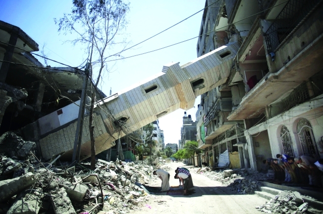 "فلسطينيون يؤدون صلاة الجمعة أمام مسجد دمره الاحتلال في غزة\t أ.ب"