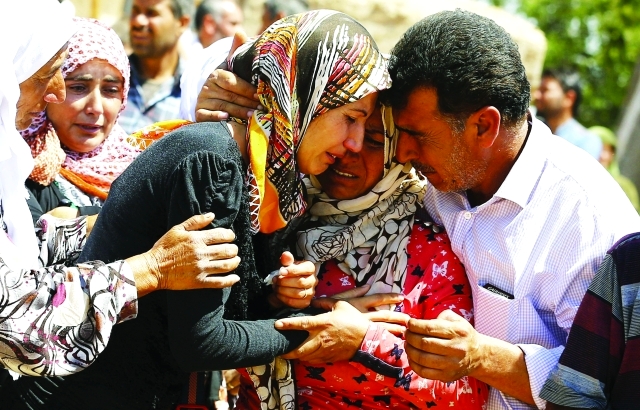 "عائلة كردية تبكي أحد أفرادها الذي قتل على يد داعش  «رويترز»"