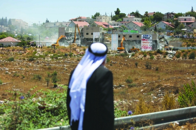 "الفلسطيني عبد الرحمن قاسم صاحب الأرض يتابع عملية الهدم  |   أ.ف.ب"