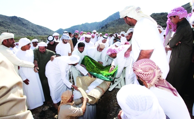 "■ .. وجانب من مراسم الدفن والتشييع"