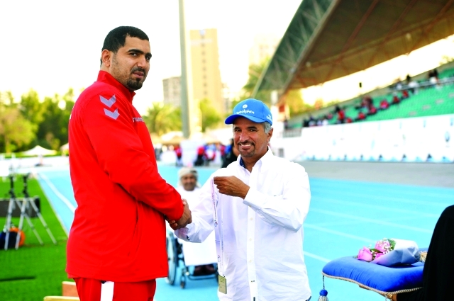 "■ سعيد حارب يسلم الميدالية الفضية للاعب سالم الشحي  |  البيان"