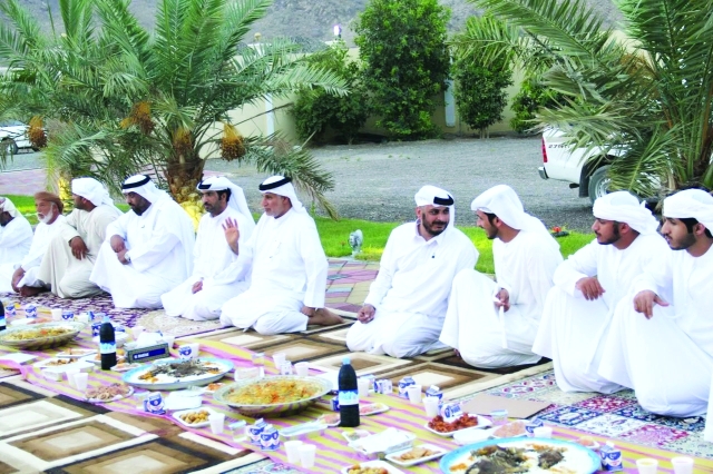 "■ المشاركون في أحد اللقاءات الأسبوعية  |   البيان"