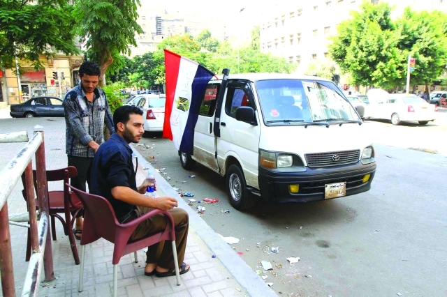 " مركبات الميكروباص القديمة.. آثار سلبية على حركة المرور وإضرار بالبيئة جراء الانبعاثات  |  أرشيفية"