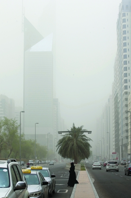 "غبار وأتربة على مناطق مختلفة في أبوظبي أمس  |   تصوير: مجدي اسكندر"