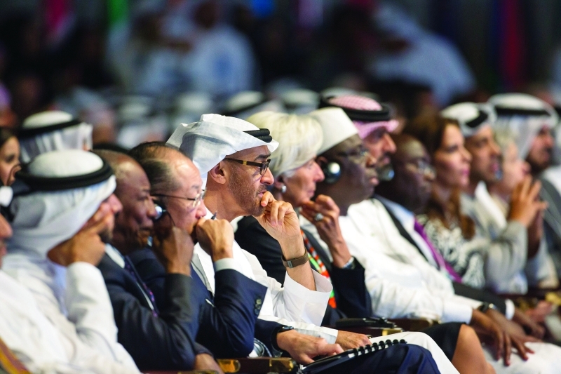 "■ محمد بن زايد وحمدان بن محمد وعمار النعيمي ومنصور بن زايد وهيا بنت الحسين والحضور خلال الجلسة"