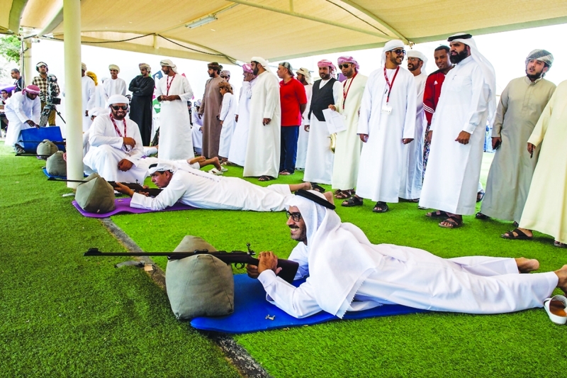 "■  عبدالله بن دلموك ومحمد المهيري يحتفيان بانتهاء البطولة | البيان"