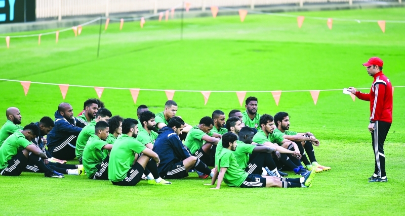 "■ مهدي يعطي محاضرة للاعبين في ملعب سيدني الدولي  |  تصوير: هشام تيكنيوين"