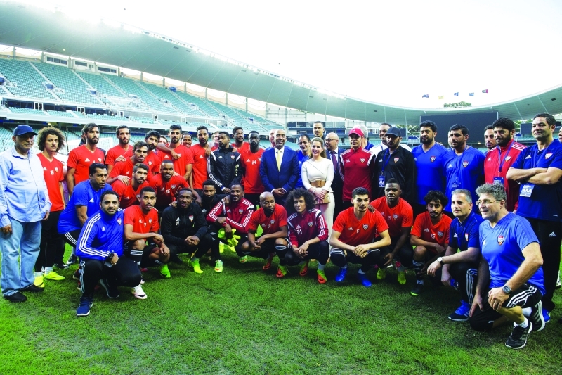 "■  هيا بنت الحسين تتوسط لاعبي المنتخب وإدارة البعثة بحضور عبيد الكتبي  |  البيان"