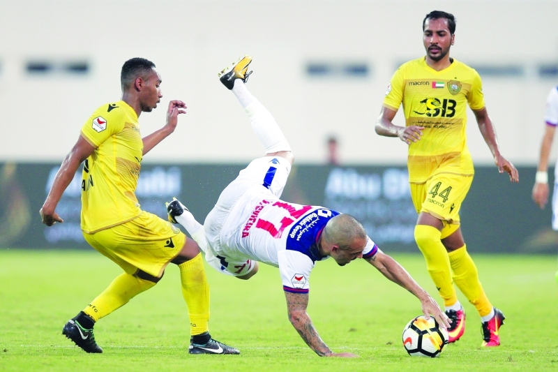 "■ خلال مباراة  الشارقة و الوصل في دوري الخليج العربي | البيان"