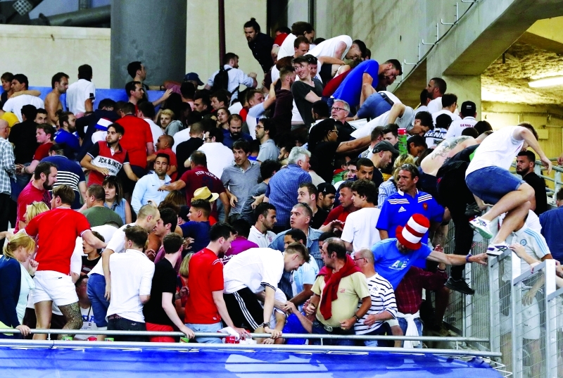 "Ⅶ صدام بين جمهوري روسيا وإنجلترا خلال المباراة في مرسيليا  |  أرشيفية"