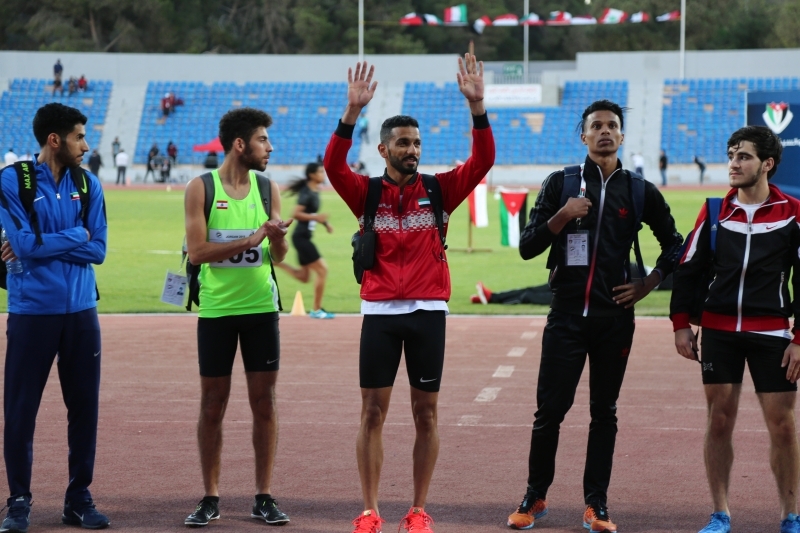 "معيوف خلال تقديم المشاركين للجمهور ـــ البيان"