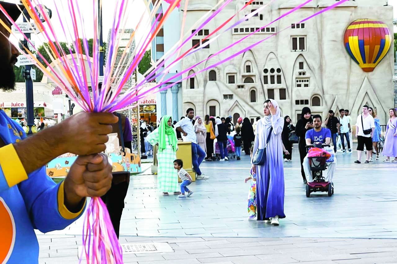 "القرية العالمية تتزين ترحيباً برمضان | رويترز"