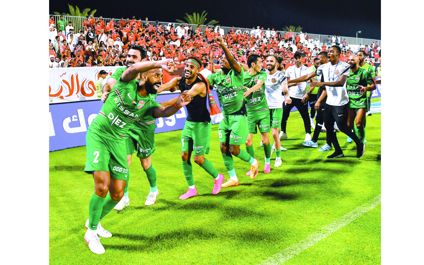 "فرحة نجوم شباب الأهلي بالفوز باللقب الثامن |  تصوير : سيف الكعبي"