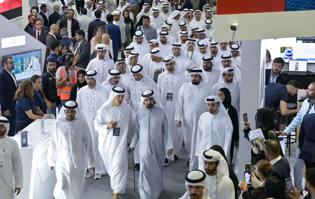 "سموه يتجول في المعرض بحضور أحمد بن محمد وعمر العلماء وداوود الهاجري وهلال المري وطلال بالهول وخليفة سليمان"