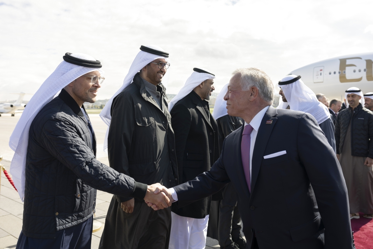 "بحضور محمد بن زايد .. ملك الأردن مصافحا سلطان الجابر وحميد أبو شبص ومحمد الحمادي"