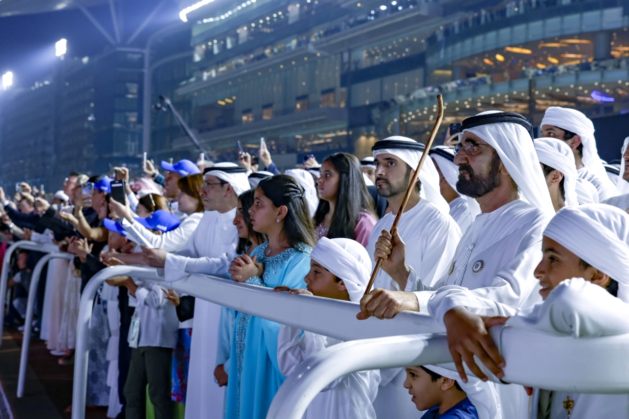 "محمد بن راشد خلال متابعته سباقات كأس دبي العالمي بحضور حمدان بن محمد | تصوير: خليفة اليوسف"