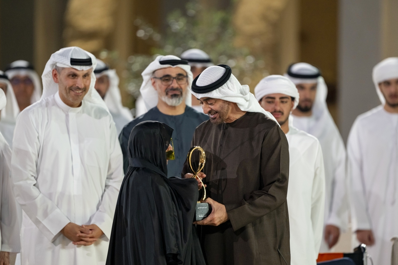 "محمد بن زايد يكرم آمنة القمزي بحضور خالد بن محمد وخلدون المبارك | تصوير: حمد الكعبي"