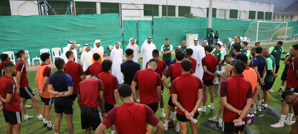 "عيسى هلال يتحدث إلى لاعبي خورفكان | من المصدر"