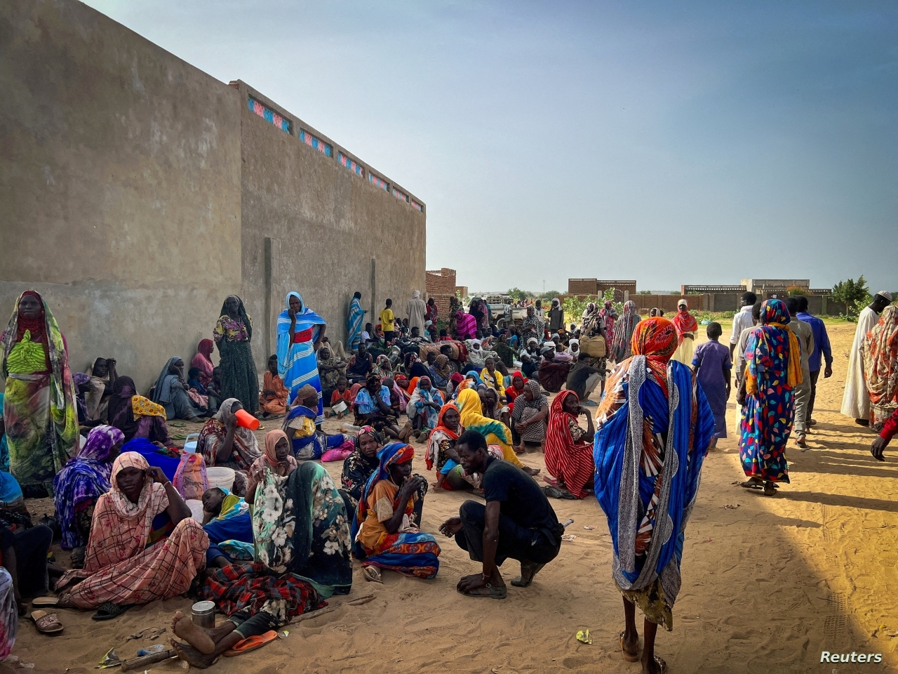 "لاجئون سودانيون يتجمعون قرب مستشفى أدري في تشاد | أرشيفية"