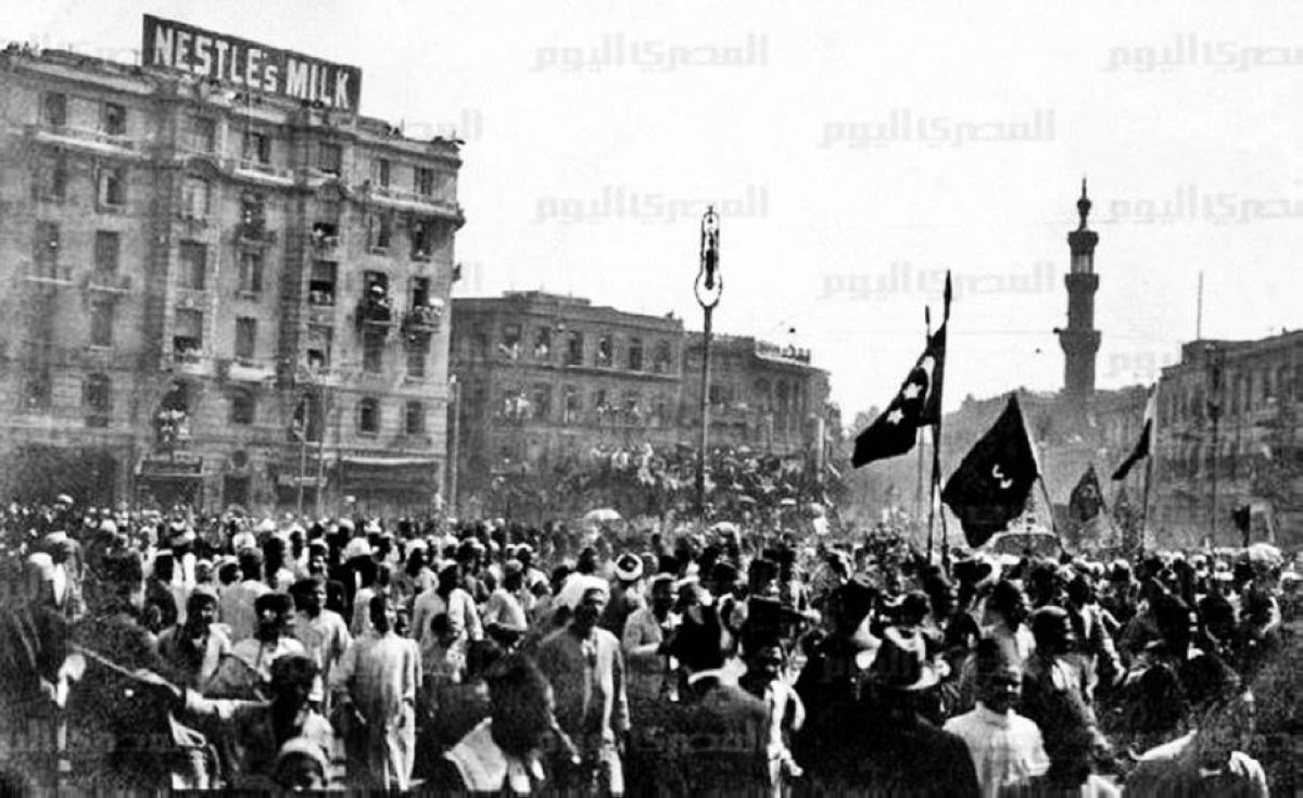 1935 - اندلاع انتفاضة شعبية في مصر ضد الاحتلال البريطاني.