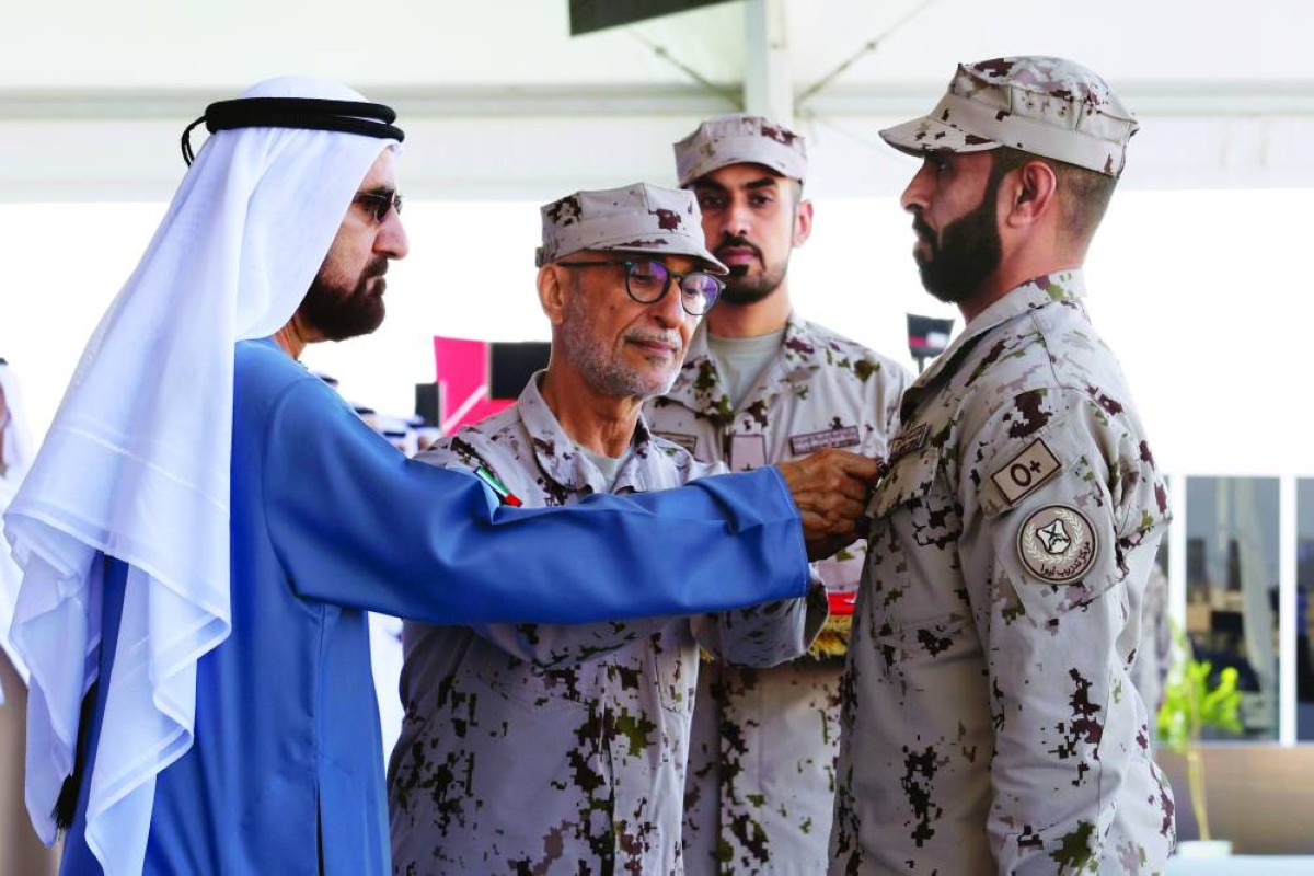  محمد بن راشد يقلد محمد الجابري الوسام 