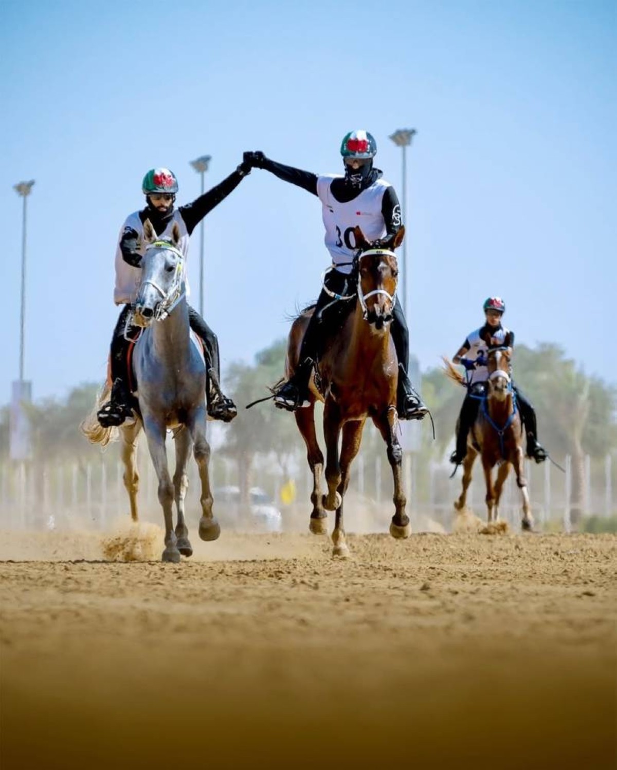 البطل راشد المهيري والوصيف منصور الشدي يحتفلان بالفوز