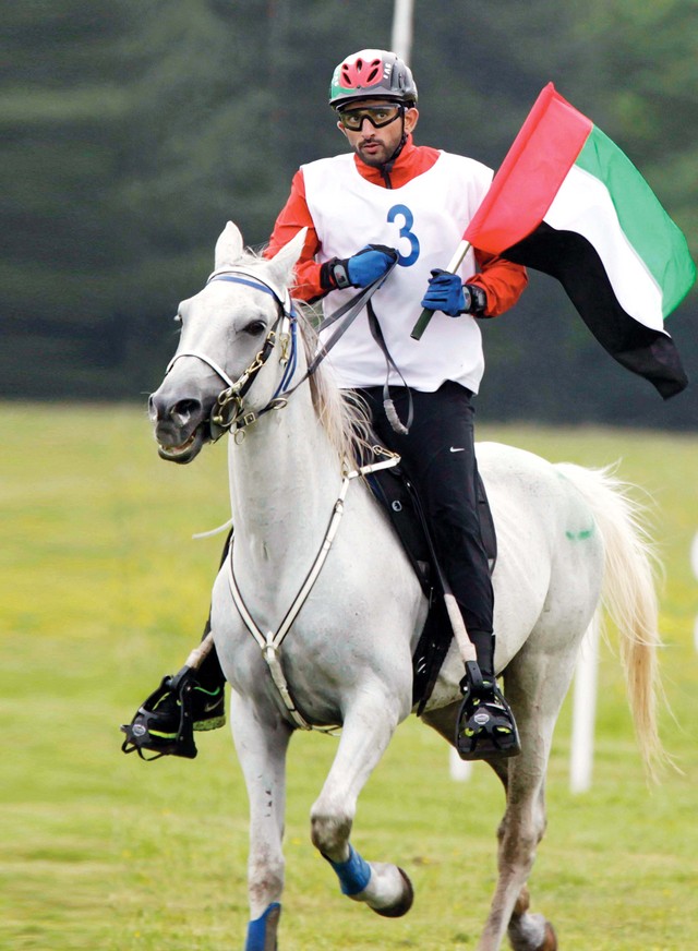 الصورة : حمدان بن محمد يرفع علم الإمارات لحظة وصوله إلى خط النهاية