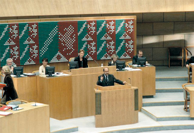 الصورة : ..و يلقي كلمة في البرلمان الألماني