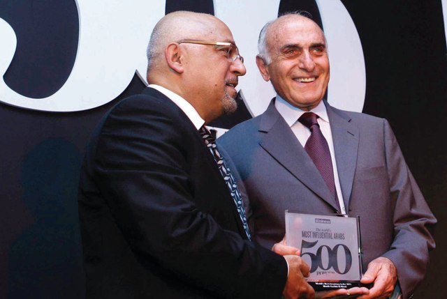 الصورة : المصري يتلقى جائزة العرب الأكثر تأثيراً الأسبوع الماضي
