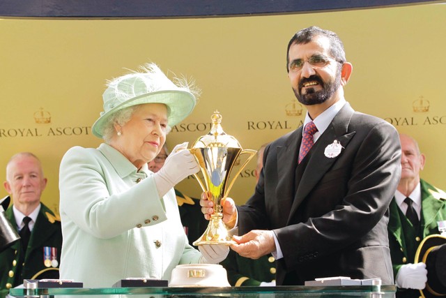 الصورة : محمد بن راشد لحظة تسلمه الكأس الذهبية من الملكة إليزابيث الثانية         تصوير خليفة اليوسف