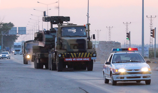 الصورة : آليات عسكرية تركية تتوجه إلى منطقة الحدود مع سوريا أمس