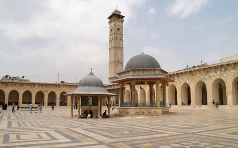 الصورة : باحة المسجد ورواده يتقاطرون عليه لأداء الصلاة