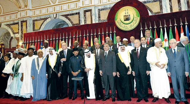 الصورة : العاهل السعودي يتوسط قادة وزعماء وممثلي الدول المشاركة في قمة مكة.  	 أ ب