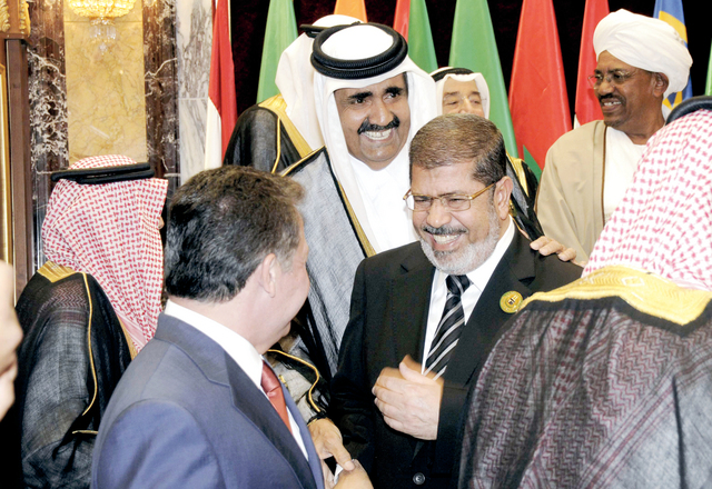الصورة : مرسي في حديث باسم مع عبدالله الثاني وأمير قطر ويظهر في الصورة الرئيس السوداني وأمير الكويت رويترز