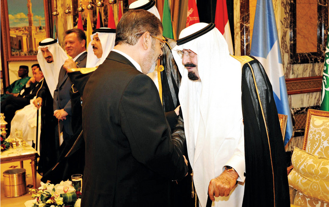 الصورة : العاهل السعودي يصافح الرئيس المصري محمد مرسي	رويترز
