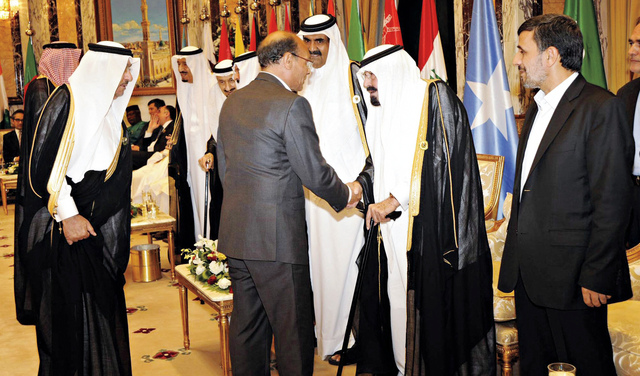 الصورة : العاهل السعودي يصافح الرئيس التونسي وفي الصورة أمير قطر والرئيس الايراني	أ ب