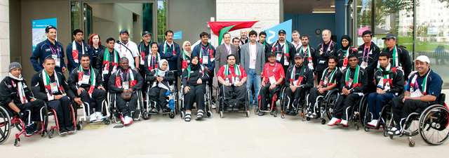 الصورة : حمدان بن محمد يتوسط أعضاء منتخب الإمارات الوطني للمعاقين 	 تصوير ـــ علي عيسى