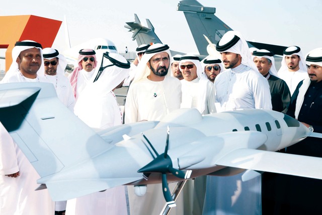 الصورة : محمد بن راشد خلال جولته في معرض البحرين للطيران يرافقه ناصر بن حمد بن عيسي والفتان