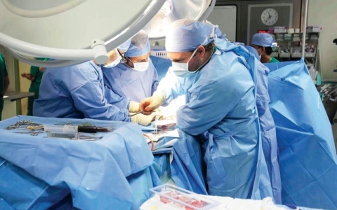 الصورة: الصورة: 5 عمليات مسالك بولية بمستشفى خليفة في أم القيوين