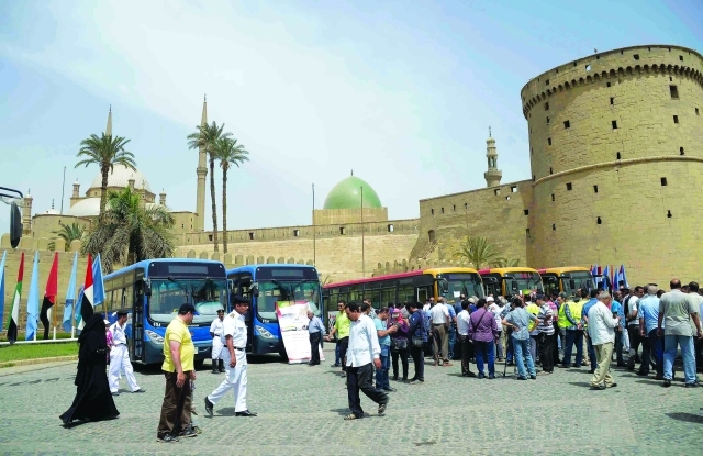 الصورة : مسؤول مصري يدلي بتصريحات لوسائل الإعلام بعد تسلم دفعة الحافلات  |  من المصدر