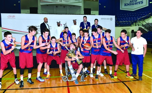 الصورة : ■ فرحة لاعبي برشلونة بعد التتويج بكأس النسخة الأولى لدولية دبي   |  البيان