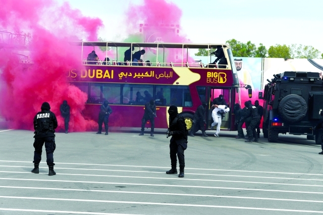 الصورة : ■ أثناء تنفيذ سيناريو مداهمة حافلة سياحية