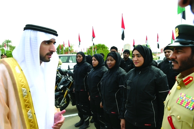 الصورة : ■ سموه يهنئ أفراد فرقة المداهمة والاقتحام على كفاءتهم العالية